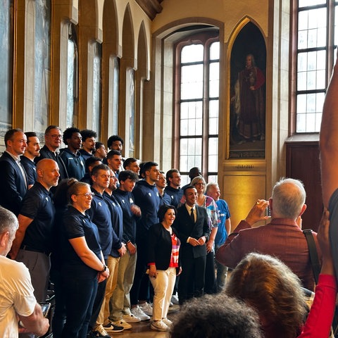 Glücklicher Skyliners-Profis im Kaisersaal des Römers.