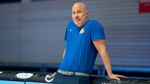 Skyliners-Trainer Denis Wucherer lehnt an einer LED-Bande