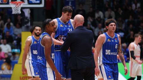 Ein wütender Skyliners-Trainer Denis Wucherer schüttelt Center Jacob Knauf durch.