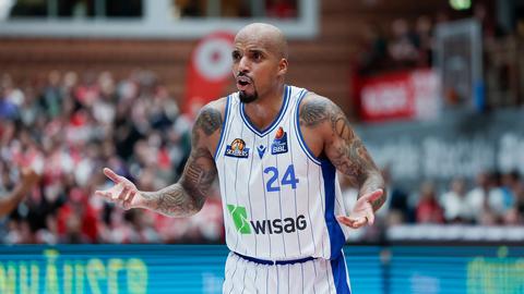 Jordan Theodore von den skyliners schaut verwundert.