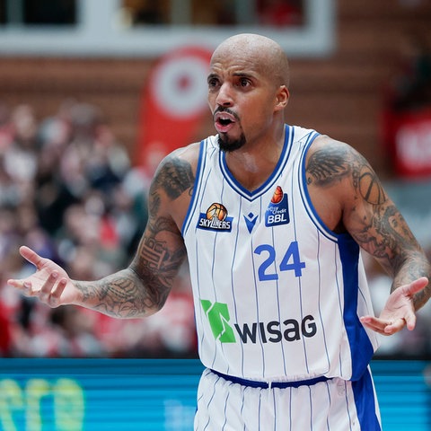 Jordan Theodore von den skyliners schaut verwundert.