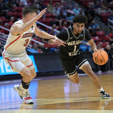 Trey Calvin dribbelt den Ball gegen Guard Pelle Larsson von den Arizona Wildcat