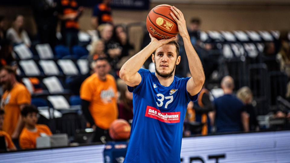 https://www.hessenschau.de/sport/basketball/skyliners-frankfurt/tubutis-102~_t-1730704212183_v-16to9.jpg