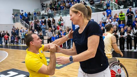 Janet Zeltinger gibt Andre Bienek (Trainer der Thuringia Bulls) die Hand.