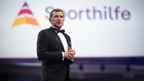 Thomas Berlemann spricht beim Ball des Sports in der Festhalle