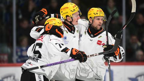 Spieler der Löwen Frankfurt jubeln über Tor.