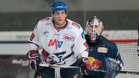 Eishockey-Spieler Daniel Wolf im Trikot der 