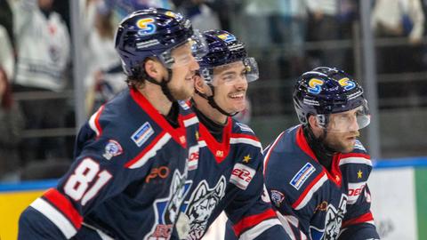 Die Kassel Huskies feiern einen Sieg gegen Freiburg.