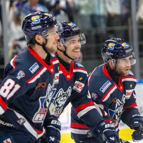 Die Kassel Huskies feiern einen Sieg gegen Freiburg.