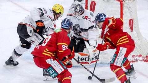 Löwen-Goalie Jussi Olkinuora unter Druck.