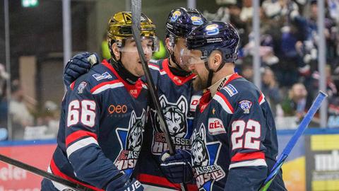 Darren Mieszkowski, Hans Detsch und Marco Müller jubeln nach einem Tor der Huskies