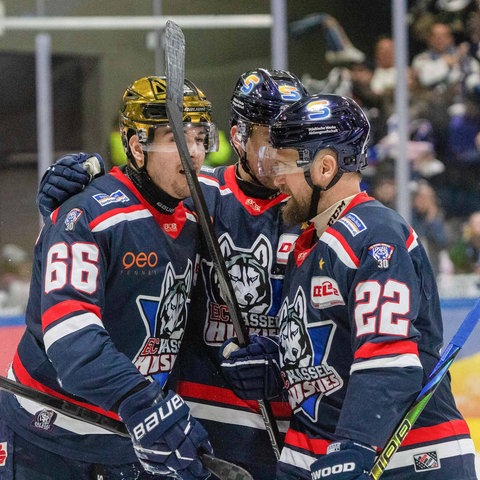 Darren Mieszkowski, Hans Detsch und Marco Müller jubeln nach einem Tor der Huskies