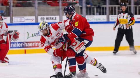 Garret Pruden im Duell mit Lennart Otten von Freiburg. 