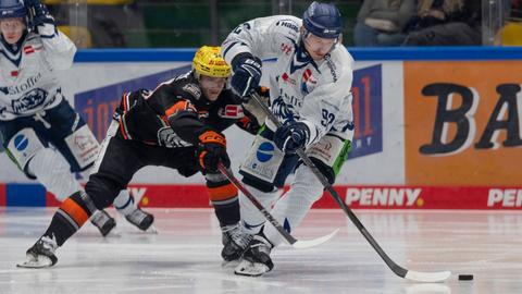 Straubing hat den Puck, ein Frankfurter Spieler hechelt hinterher.