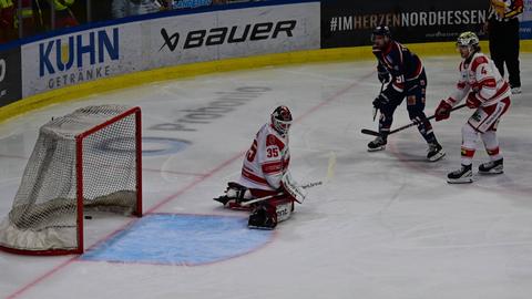 Kassel Huskies beim Torschuss gegen den EC Bad Nauheim