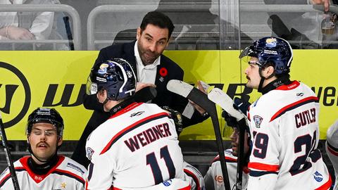 Huskies-Trainer Todd Woodcroft bespricht sich mit seinen Spielern