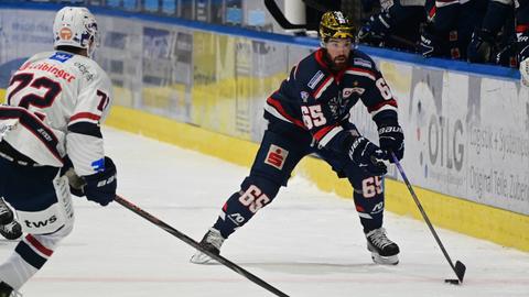 Die Kassel Huskies um Hunter Garlent (rechts) gewinnen gegen Ravensburg.