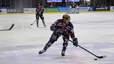 Huskies-Spieler Tristan Keck führt die Scheibe.