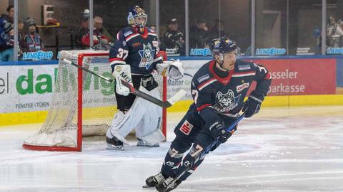 Kassel Huskies: Christopher Gibson und Joel Keussen im Spiel gegen Dresden.