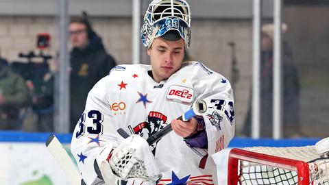 Huskies-Goalie Philipp Maurer prüft seinen Schäger.