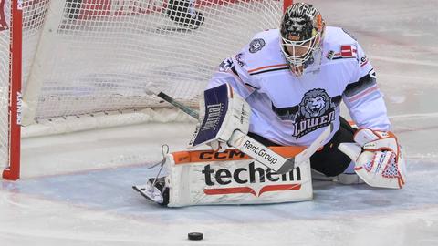 Löwen Frankfurt - Goalie Cody Brenner. Vor ihm liegt der Puck.