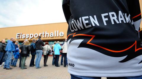 Vor der Eissporthalle steht ein Fan im Trikot der Löwen Frankfurt