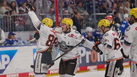 Cameron Brace von den Löwen Frankfurt beim Torjubel mit Maksim Matushkin