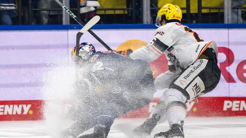 Patrick Hager 52 (EHC Red Bull Muenchen) im Zweikampf mit Cameron Brace 86 (Loewen Frankfurt)