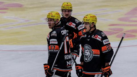 Löwen-Spieler Kevin Maginot & Clayton Kirichenko stehen nebeneinander auf dem Eis.