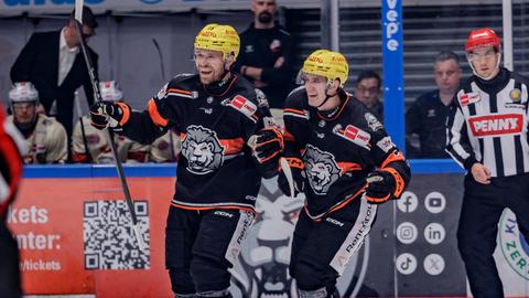 Carter Proft (Löwen Frankfurt 15) & Cedric Schiemenz (Löwen Frankfurt 7) feiern das Tor zum 1:0