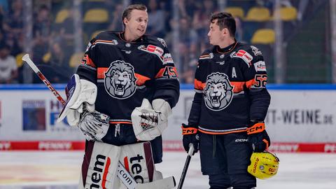 Löwen-SpielerJussi Olkinuora & Maksim Matushkin stehen nebeneinadr auf dem Eis.