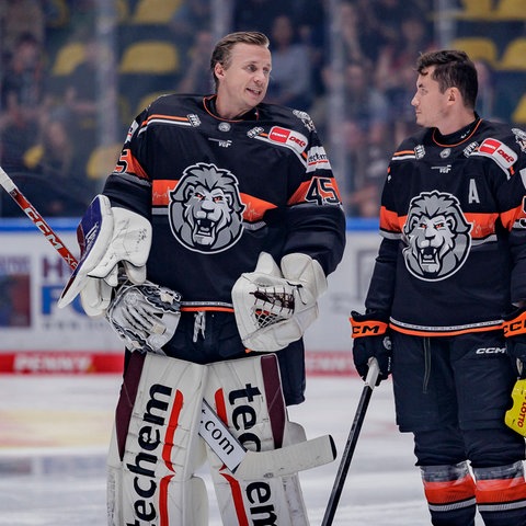 Löwen-SpielerJussi Olkinuora & Maksim Matushkin stehen nebeneinadr auf dem Eis.