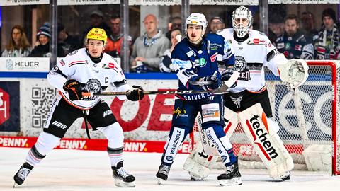 Jussi Olkinuora und Maksim Matushkin von den Löwen Frankfurt im Spiel bei Iserlohn