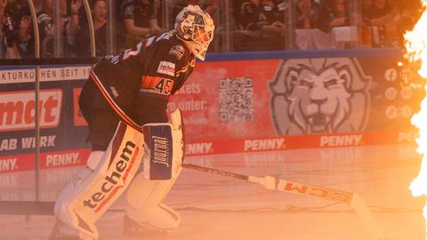 Löwen-Goalie Jussi Olkinuora kommt aufs Eis. Neben ihm Pyrotechnik mit Feuer.