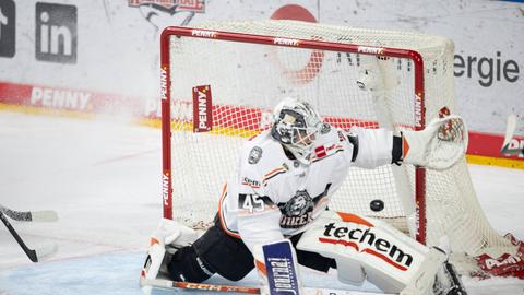 Löwen-Goalie Jussi Olkinuora beim Spiel in Köln. Hält den Puk.