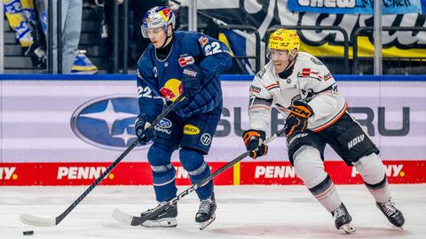 Carter Rowney von den Löwen Frankfurt (rechts) beim Spiel in München