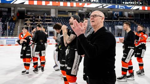 Headcoach Tom Rowe und seine Mannschaft feiern das Erreichen der Pre-Playoffs mit den mitgereisten Fans.