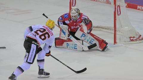 Dennis Lobach scheitert an Pinguins-Torwart Kristers Gudlevskis 