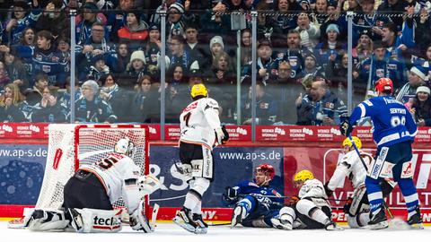 Eine Spielszene aus der Partie der Löwen Frankfurt bei den Schwenninger Wild Wings