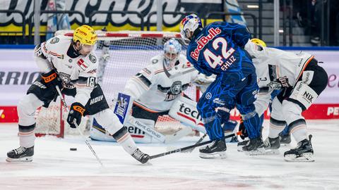 Frankfurts Markus Lauridsen verteidigt gegen Reid McNeill von EHC Red Bull München