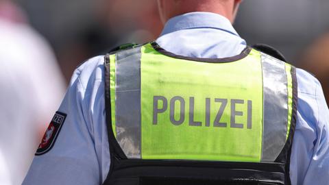 Sujetbild: Polizist mit Schutzweste auf Streifendienst im Einsatz Nordrhein-Westfalen