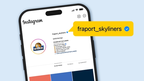 Eine Collage aus einem Handy mit dem Instagram Kanal des Sportvereins Frankfurt Galaxy. Hervorgehoben wird der Instagram Namens fraport_skyliners.