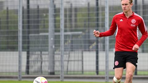 Christoph Klarer in der roten Trainingsjacke von Fortuna Düsseldorf