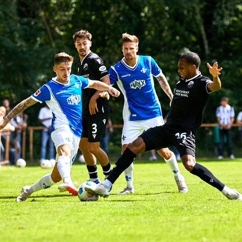 Das Bild zeigt eine Spielszene aus dem Testspiel zwischen SV Darmstadt 98 - SV Sandhausen.