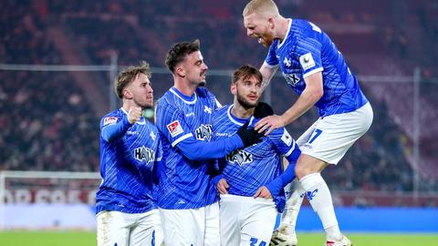 Die Lilien bejubeln den Ausgleichstreffer in Düsseldorf.