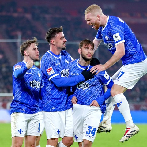 Die Lilien bejubeln den Ausgleichstreffer in Düsseldorf.