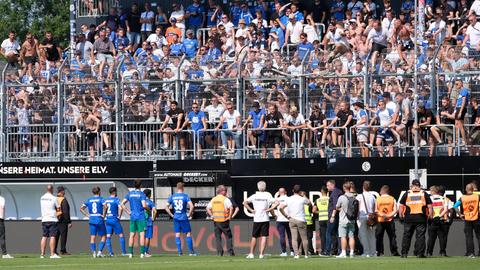 Vorne: Die enttäuschten Spieler des SV Darnmstadt 98. Hinten: Die enttäuschten Fans.