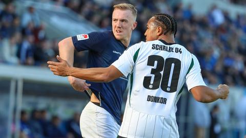 Lilien-Stürmer Isac Lidberg im Zweikampf mit Schalkes Anton Donkor