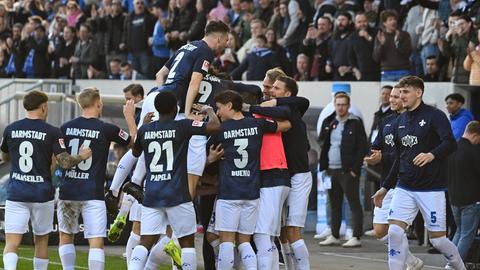 Darmstadt bejubelt den Erfolg gegen Schalke.