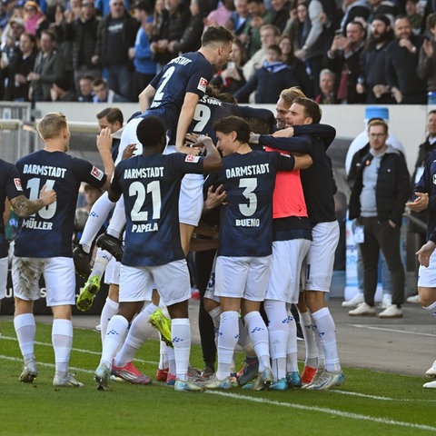 Darmstadt bejubelt den Erfolg gegen Schalke.